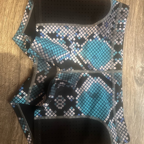 Lululemon salty swim shorts - Picture 3 of 3